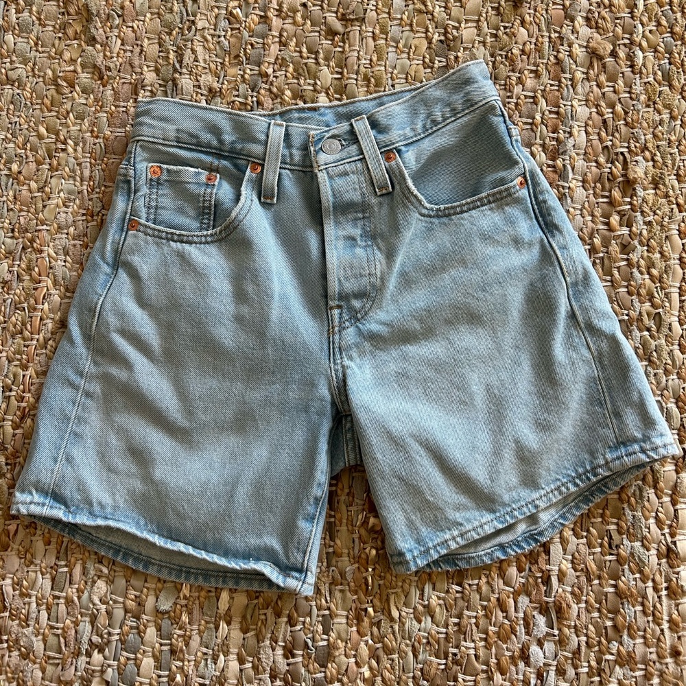womens LEVIS 501 mid thigh short SIZE 24 (color:new take off)